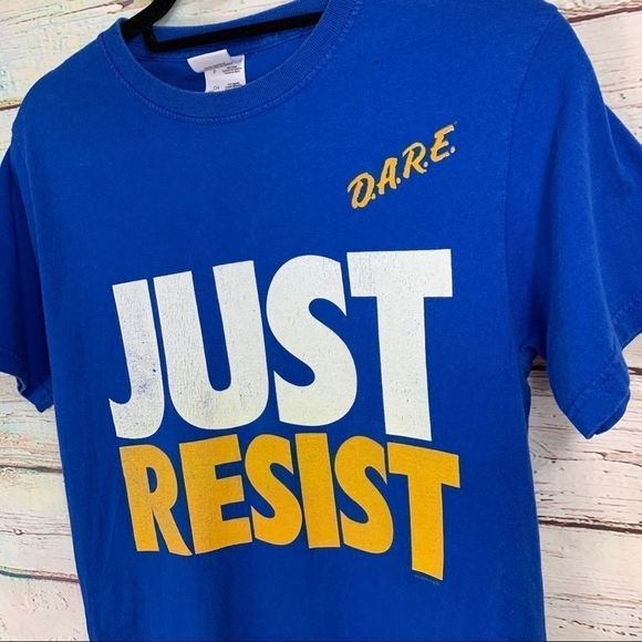 VTG DARE Just Resist T-shirt WOW!! - Picture 3 of 6